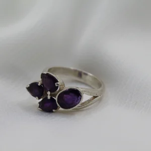 טבעת כסף בשילוב אבני אמטיסט