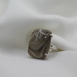 טבעת כסף בשילוב אבן בנדט