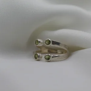 טבעת כסף קלאסית בשילוב אבני פרידות