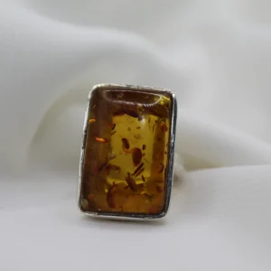 טבעת כסף בשילוב אבן אמבר