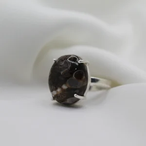 טבעת כסף בשילוב אבני ג'ספר