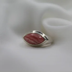 טבעת כסף בשילוב אבן חן רודו קרסייט